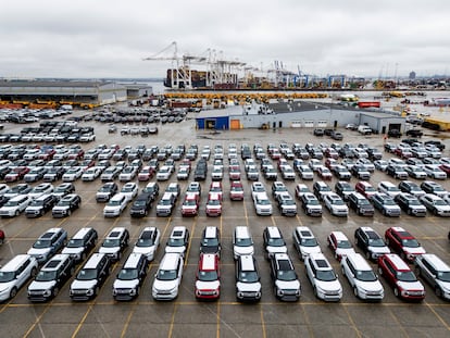 Automóviles en un puerto de importación en Baltimore, Maryland, el 7 de abril
