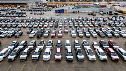 Automóviles en un puerto de importación en Baltimore, Maryland, el 7 de abril