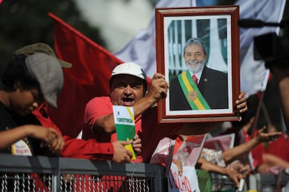 Miembros del sindicato se manifiestan en apoyo del expresidente Luiz Inácio Lula da Silva, en frente del palacio de Planalto en Brasilia.