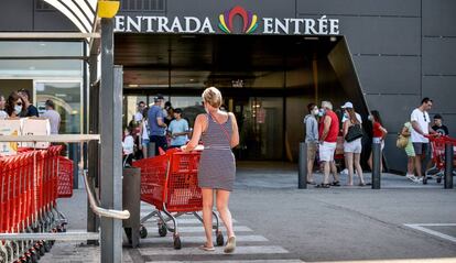 Menys clients de l'habitual en una gran superfície a La Jonquera.