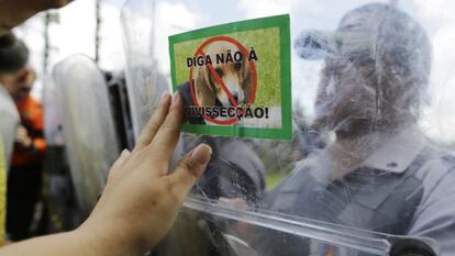 Protesta ante el centro de experimentaci&oacute;n, este s&aacute;bado.