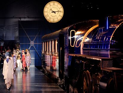 Qué gusto da viajar cuando se va en el tren vestida de Louis Vuitton