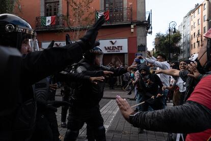 Policías y manifestantes se enfrentan en las calles del Centro Histórico.