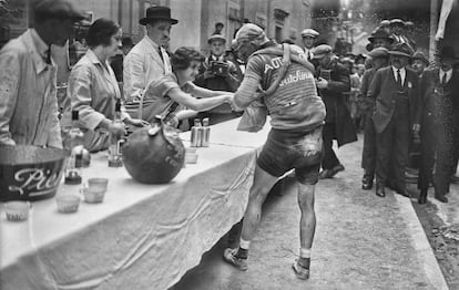 Lucien Buysse, en el control de avituallamiento de la primera etapa del Tour de 1924