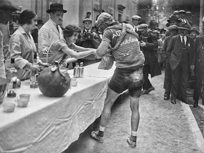 Lucien Buysse, en el control de avituallamiento de la primera etapa del Tour de 1926