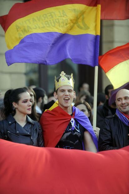 Un hombre con una corona de papel durante la manifestación en favor de la República en Bilbao.