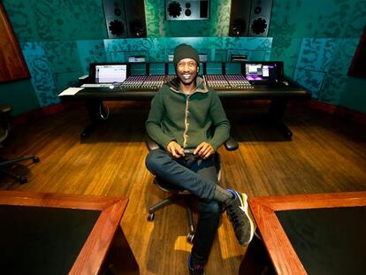 Daby Touré en un estudio de grabación.