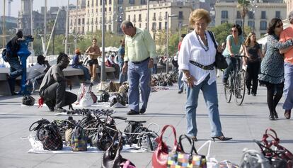 Venta ambulant a la Barceloneta.
