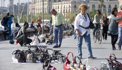 Venta ambulant a la Barceloneta. 