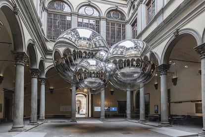 Obra de Tomás Saraceno instalada en el palacio Strozzi de Florencia en 2020.