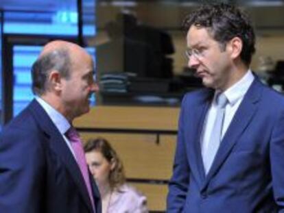 El ministro de Econom&iacute;a y Competitividad espa&ntilde;ol, Luis de Guindos, conversa con el presidente del Eurogrupo, el ministro de Finanzas holand&eacute;s Jeroen Dijsselbloem.