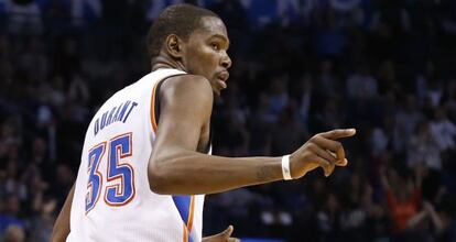 Durant celebra una canasta.