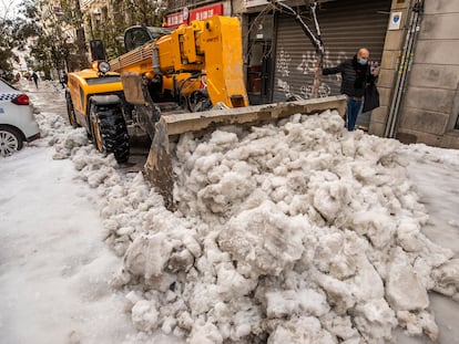 Limpieza de nieve en una calle del centro de Madrid, el domingo.