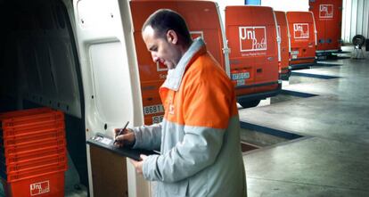 Un trabajador de Unipost.