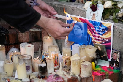 Simpatizantes de Uribe Turbay colocaron velas, carteles, banderas y rosarios, a las afueras de la clínica Santa Fe.