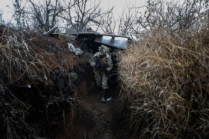 Militares ucranios en la línea de frente, a 50 metros de las posiciones prorrusas, cerca de Avdiivka, en la región del Donbás (Ucrania).