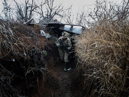 Militares ucranios en la línea de frente, a 50 metros de las posiciones prorrusas, cerca de Avdiivka, en la región del Donbás (Ucrania).