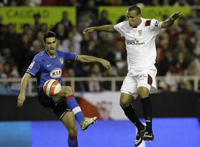 Luis Fabiano disputa un balón con Pablo en el partido correspondiente a la jornada anterior.