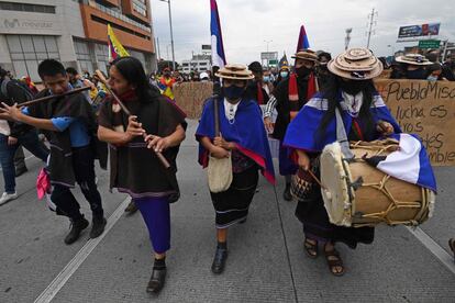 Organizaciones indígenas asisten este miércoles a una manifestación contra la reforma tributaria propuesta por el presidente colombiano Iván Duque, en Bogotá.