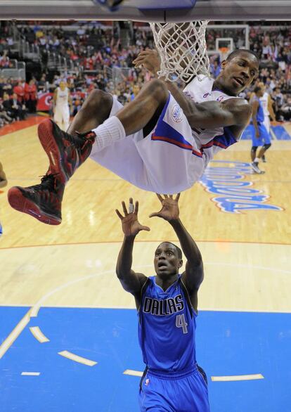 Eric Bledsoe se cuelga del aro ante Collison.