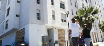 Una joven pareja se dirije a su casa en Cádiz.