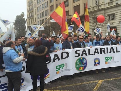Manifestación de policías y guardias civiles por la equiparación salarial celebrada el pasado 1 de marzo en Valencia.