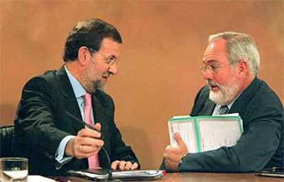 Mariano Rajoy (a la izquierda) habla con Miguel Arias Cañete, ayer.