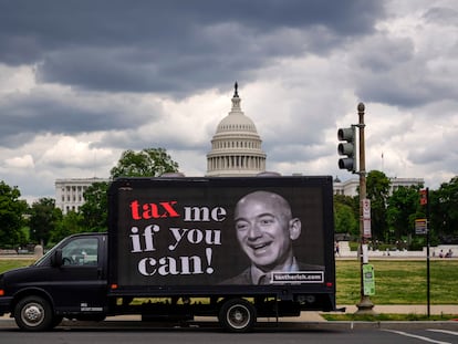 Una furgoneta anuncia en Washington una campaña para gravar más a las grandes fortunas.