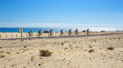 Ciclistas en el parque natural de Corralejo de Fuerteventura (Canarias).