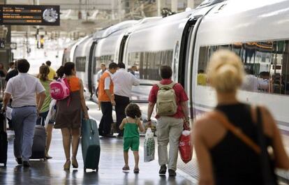 Pasajeros en un and&eacute;n de la estaci&oacute;n de Chamart&iacute;n.