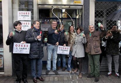 Juan Elejalde (segundo por la izquierda) y dueño de la Adminitración 19 de Bilbao.