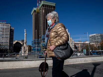 Una mujer con mascarilla pasea por Colón, el pasado 23 de noviembre.