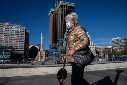 Una mujer con mascarilla pasea por Colón, el pasado 23 de noviembre.