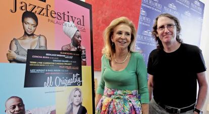 La presidenta del Palau de la Música, Mayrén Beneyto, y el director artístico del XVI Festival de Jazz, Julio Martí, ante el cartel del certamen.