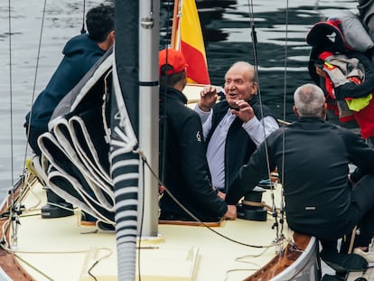 Juan Carlos I, recién embarcado esta mañana en el 'Bribón', en el puerto de Sanxenxo.