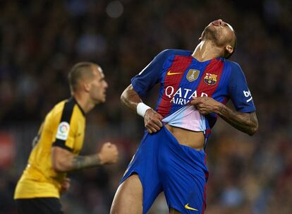 Neymar del Barcelona reacciona después de una jugada.