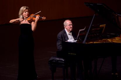La violista Anne-Sophie Mutter y el pianista Lambert Orkis.