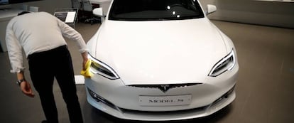 Un hombre examina un modelo eléctrico de Tesla en Seúl.