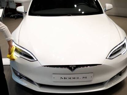 Un hombre examina un modelo el&eacute;ctrico de Tesla en Se&uacute;l.