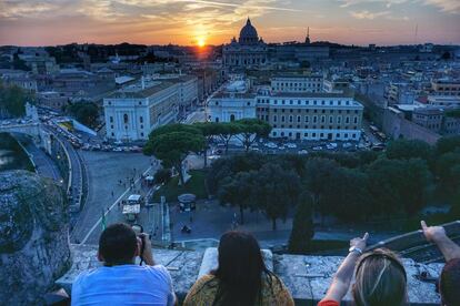 Atardecer desde la terraza del castillo de Sant’Angelo, con vistas a la cúpula de San Pedro del Vaticano.