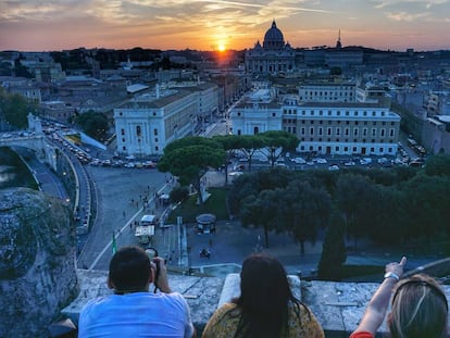 Atardecer desde la terraza del castillo de Sant’Angelo, con vistas a la cúpula de San Pedro del Vaticano.