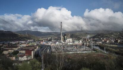 Vista de la zona industrial donde está la factoría de Bayer, en el municipio asturiano de Langreo.