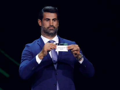 Volkan Demirel saca la bola del Villarreal en el sorteo de la Conference League este viernes.