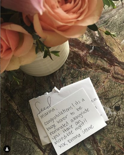 A atriz Marina de Tavira, indicada por 'Roma', postou em suas redes as flores que recebeu da atriz Emma Stone, que foi sua concorrente pelo prêmio de melhor atriz coadjuvante. "A honra é toda minha. Que bela maneira de começar no dia!", escreveu em resposta ao bilhete da colega