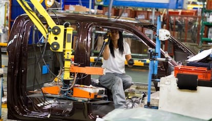 Una operaria trabaja en la cadena de montaje de la fábrica de Nissan en la Zona Franca de Barcelona.