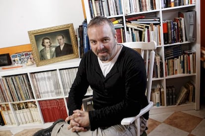 Rubén Buren, en su casa, delante de una foto de sus bisabuelos, Melchor Rodríguez y Paca Muñoz.