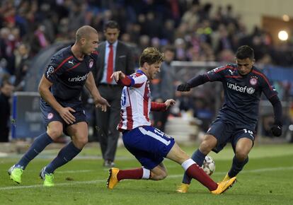 Cristian Ansaldi compite con el mediocampista suizo del Olympiacos Pajtim Kasami y Omar Elabdellaoui.