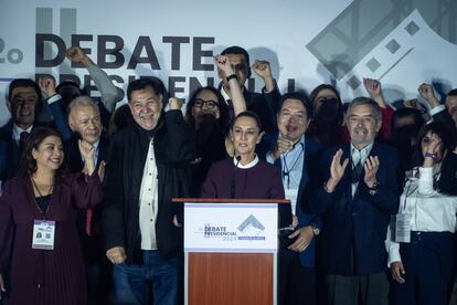 Claudia Sheinbaum a su salida de los Estudios Churubusco  en Ciudad de México, el 28 de abril de 2024.