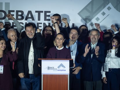 Claudia Sheinbaum a su salida de los Estudios Churubusco  en Ciudad de México, el 28 de abril de 2024.