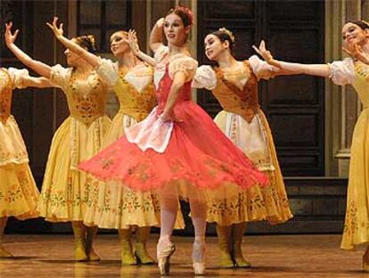 En el centro, Christine Camillo, en el primer acto de <b></b><i>Coppelia</i> con la Deutsche Oper en Sevilla.